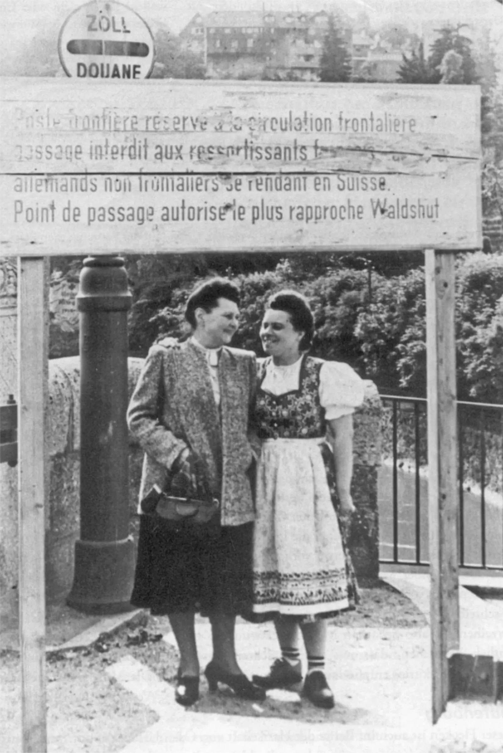 Zwei_Frauen_begegnen_sich_auf_der_Rheinbrucke_1945
